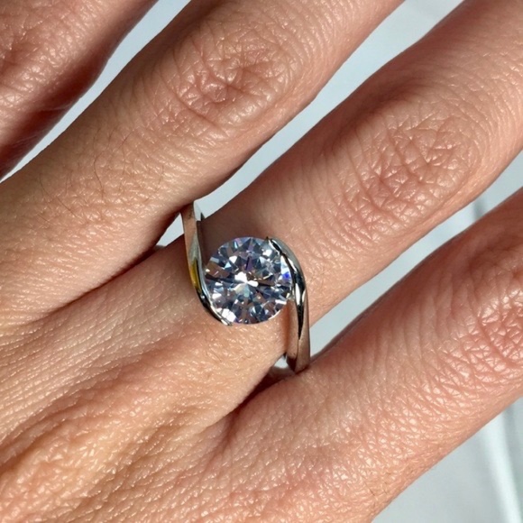 ❤️Stunning Simulated Diamond Ring - Picture 4 of 8